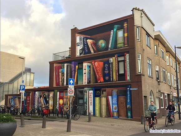 居住者のお気に入りの本を壁面描き巨大図書館のように仕上げた建物（オランダ）