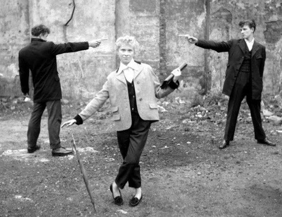 1950年代、英ロンドンの女性に人気のギャング風ファッション。映画監督ケン・ラッセル撮影。