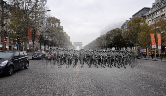 第二次世界大戦中の兵士たちが今の時代によみがえる。古い写真と今の風景をつなげ合わせた「歴史の亡霊」写真シリーズ