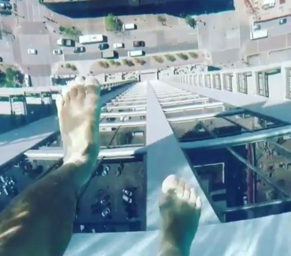 高所恐怖症激注意！地上152mにあるガラス底のプールがマジ怖ぇえええ！（アメリカ）