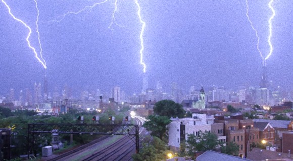 3つの高層ビルに同時に落雷する瞬間をとらえたタイムラプス映像（米シカゴ）