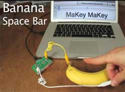 バナナのスペースバー、紙に書いた方向キー。とにかく楽しいキーボードシステム