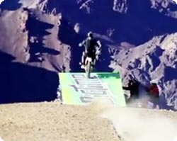 高度4000メートルのアンデス山脈からバイクでミラクルなハイジャンプ