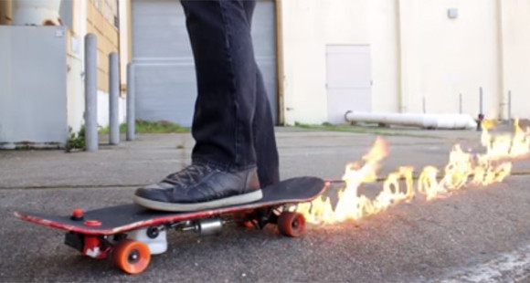 スケートボードが火を噴いた！って漫画の描写じゃなくガチだった。火炎放射機能搭載の炎のスケートボード