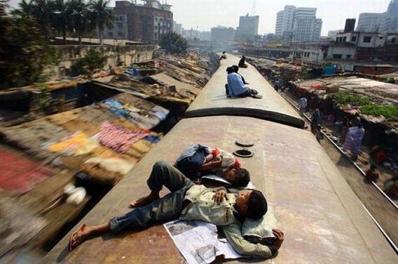 harrowing_bangladesh_train_hopping_images_05