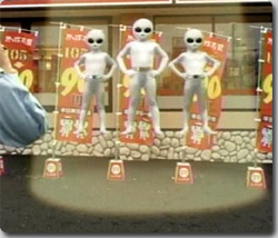 宇宙人グレイが回転すし屋に現れた