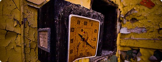 廃墟にある時計が再び時を刻み始める「廃墟時計」