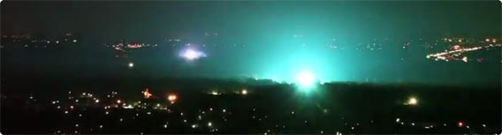 雷の連鎖反応？変圧器に次々に落ちた雷が光のイルミネーション状態に