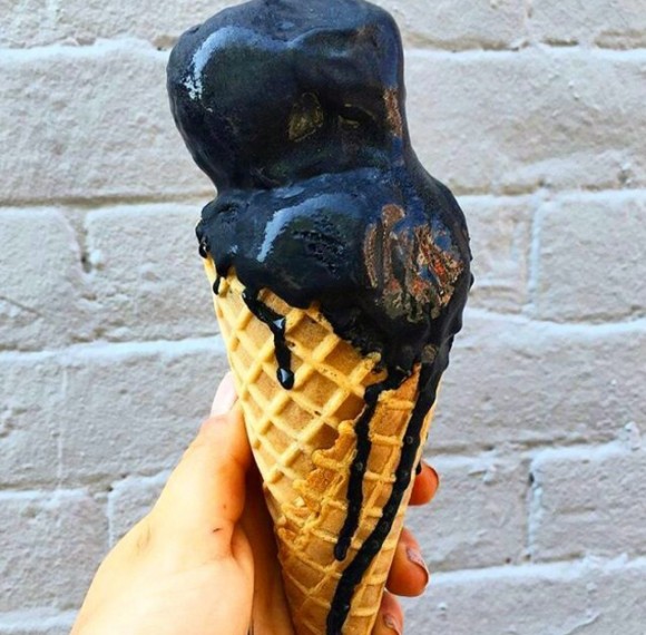 今度は漆黒！　新たなる食のトレンドは「ブラックアイスクリーム」 ニューヨークで大人気