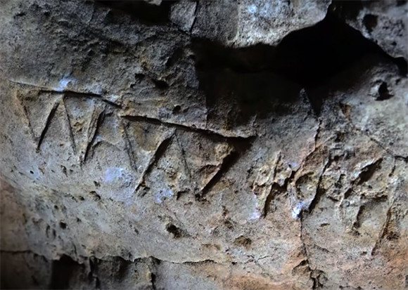 邪悪な悪霊から守るため、数百もの魔除けが描かれた洞窟が発見される（イギリス）