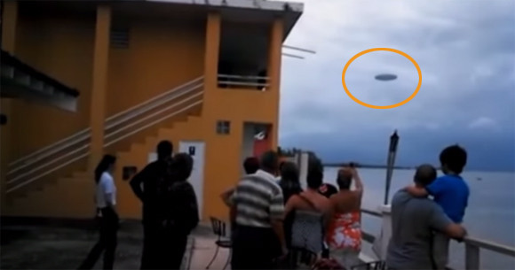 UFOが近づき1人の男性がエイリアンにアブダクションされる瞬間をとらえた衝撃映像【動画】