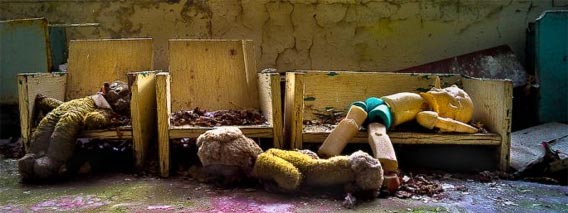 朽ち果てるまで・・・永遠に時を刻む放棄されたおもちゃたち