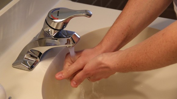 アメリカ人が2つの方法で混乱してるので、イギリス人が科学的に効果の高い手の洗い方を検証してみた（英研究）