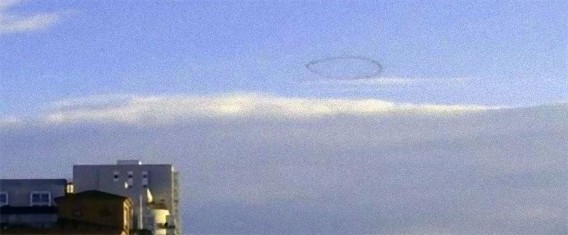 デンマーク、コペンハーゲンの上空に浮かんだ巨大な雲の輪「UFOリング」