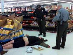 独特のファッションセンスを持つ人が何故か集まるという「ウォルマートに来る人々」最新版