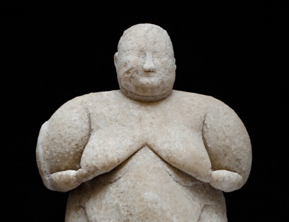 豊満なボディは魅力の象徴。トルコで発見された約8000年前の女神像の姿。