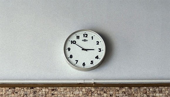 アナログ時計では時間がわからない。文字盤の針が読めない生徒が多い為、イギリスの学校がアナログ時計を撤去