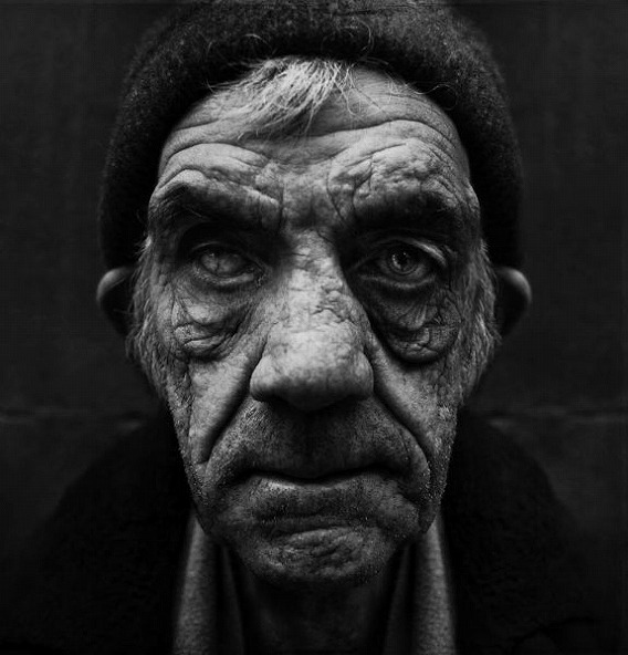 amazing_black_and_white_photos_of_the_homeless_640_15