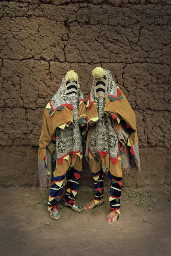先祖の霊となり人々と交信するブードゥー教の祭りに使用される色鮮やかな衣装（西アフリカ・ベナン）