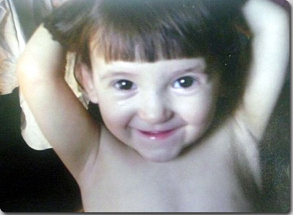 犬と猫に育てられた5歳の少女、警察に保護される（ロシア）