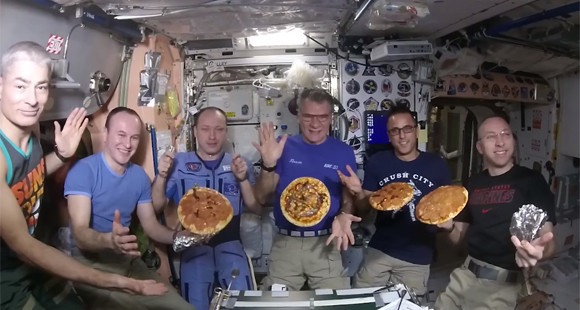 ピザは希望、明日への糧。宇宙飛行士たちが宇宙でピザつくーる！（国際宇宙ステーション）