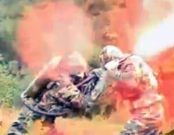 汚物は消毒だ～！的な意味で、中国軍、巨大なスズメバチの巣を火炎放射器で焼き尽くす