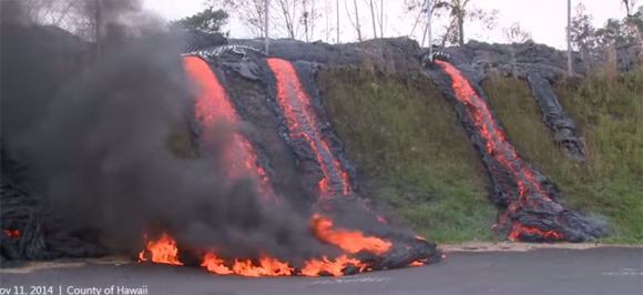 これは怖い・・・ドクドクと道路に流れ落ちるハワイ・キラウエア火山の溶岩流