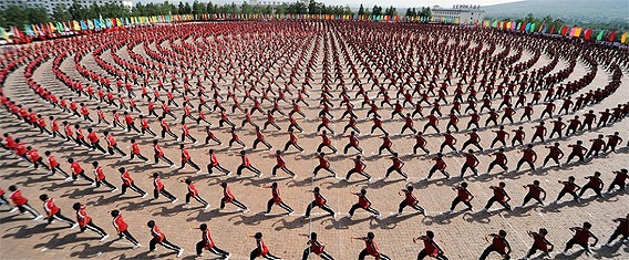 圧巻！1万人のカンフーが巨大サークルを描きながらカンフーを演舞（中国）