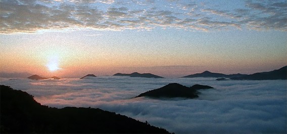 気分は天上人。天界にいるかのような気分を味わえる、北海道トマムの雲海テラス