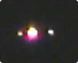 米カリフォルニア、セントラルバレーで燃えるようにカラフルな色で発光するUFO