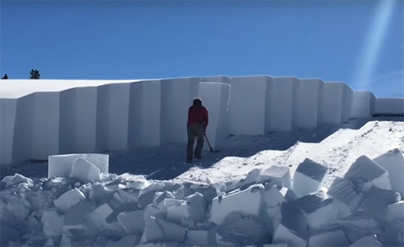 これはすごい！雪を柱状に区切りながら冷蔵庫を移動するように屋根の雪を取り除く方法