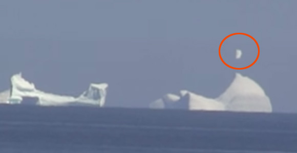 上空に浮いた氷河？それとも・・・カナダで目撃された氷山の上の白い物体