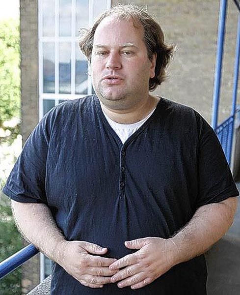 fat_guy_in_the_backgrounds_of_every_newscast_640_10