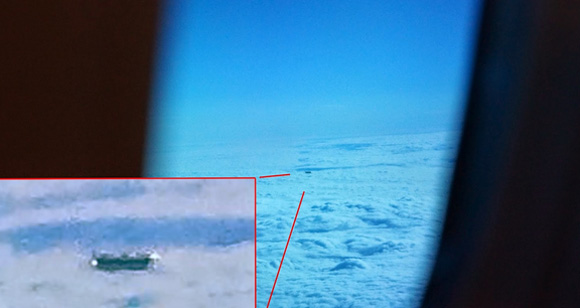 飛行機の窓際から撮影した雲の隙間から見えるディスク状のUFO（英国）