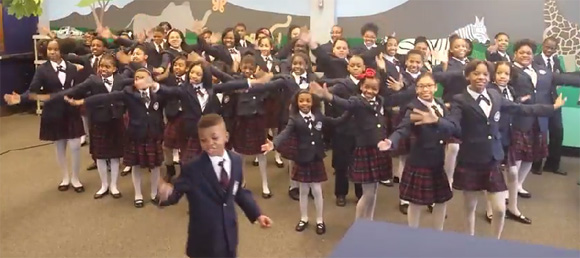 鳥肌立った！魂が揺さぶられるデトロイト小学校合唱団によるファレル・ウィリアムスの「HAPPY」のカバー