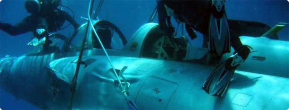 地中海に沈んだギリシャ軍爆撃機「ミラージュ2000」の引き揚げ作業の様子