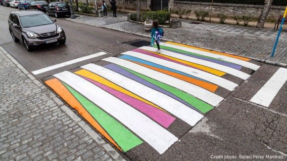 目立つし渡りたくなるし楽しいじゃん！アーティストが作り上げた、スペイン・マドリードの横断歩道