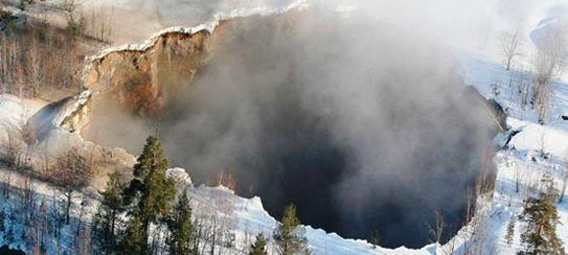 スウェーデンで突如開いた巨大な陥没穴