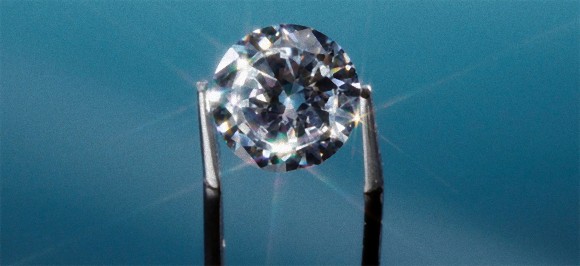 そのダイヤモンド本物？偽物か本物かを自宅で簡単に見分けられる5つの方法