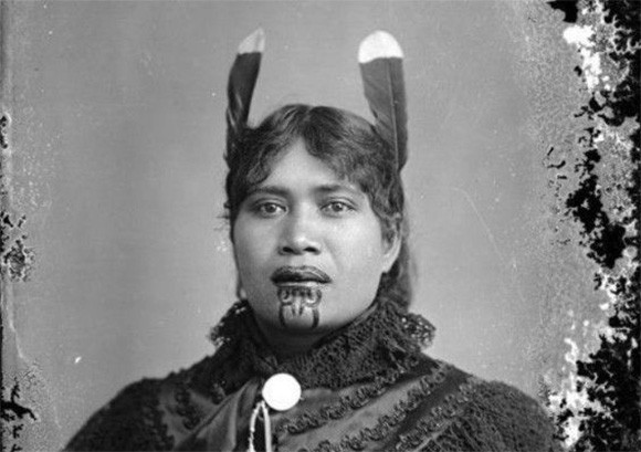 インパクト絶大。マオリ族の女性がアゴに施す聖なるタトゥ「モコ・カウアエ」（20世紀初頭）