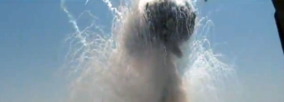 米軍が3620キロの爆弾を一気に爆破処理する映像が世紀末