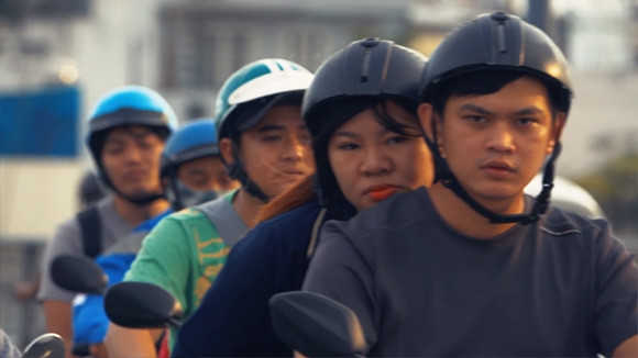 バイク都市。ベトナム・ホーチミン市のラッシュアワー時にバイクに乗る人々を撮影した映像