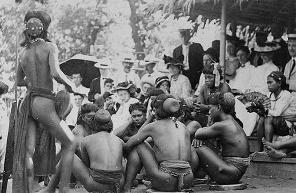 人間が見世物とされていた時代。アメリカの人間動物園の目玉となったフィリピンのイゴロテ族（1905年）
