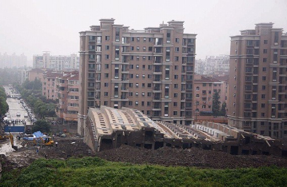 中国で13階建てのマンションが建物の原型をとどめたまま横倒しに