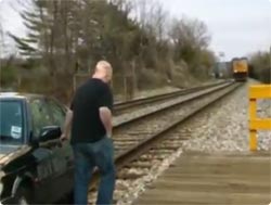 お見事！迫り来る電車から華麗なる脱出方法