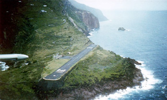 全長約396m！世界一短い滑走路を持つ「ファンチョ・E・ヨラウスクィン飛行場」の着陸風景