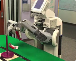 靴下を履かせてくれるロボットのあやしい動きと挙動不審さが話題に