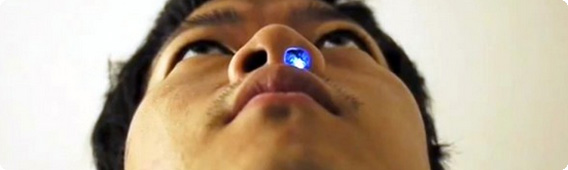 【動画】鼻息でピカピカ光る！電子工作「鼻ホタル」