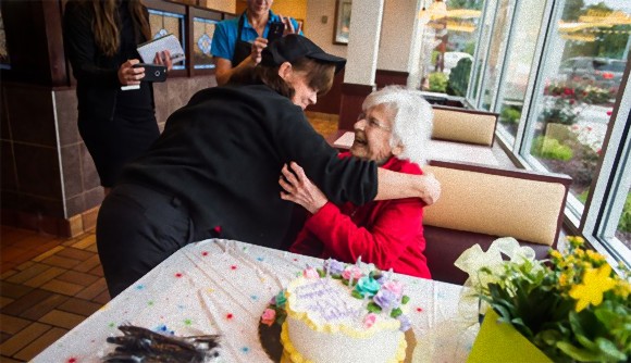 マクドナルドが大好きなおばあさんにサプライズ。100歳の誕生日を祝いマクドナルドの全商品永久無料カードが贈られる
