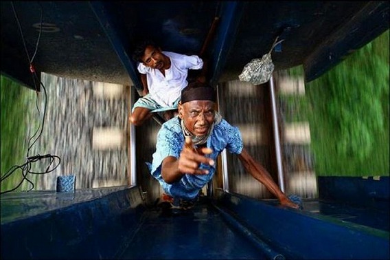 harrowing_bangladesh_train_hopping_images_03